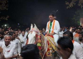 जळगाव ग्रामीण : गुलाबराव देवकर यांची प्रचारादरम्यान थेट घोड्यावरून मिरवणूक