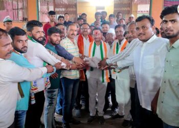 जळगाव ग्रामीण : गुलाबराव देवकरांना धरणगाव तालुक्यातील चमगाव-अहिरे गावातून 77 हजार रुपयांची मदत