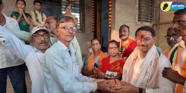 जळगाव ग्रामीण : धरणगाव तालुक्यात गुलाबराव देवकरांच्या प्रचाराचा झंझावात, लोकवर्गणीतून बळ देण्याचा प्रयत्न