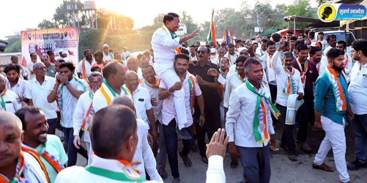 जळगाव ग्रामीण : माजी मंत्री गुलाबराव देवकरांच्या प्रचार रॅलीला मोठा प्रतिसाद