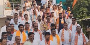 तुळजाभवानी मंदिरात महाआरतीसाठी उपस्थित असलेलेल कुरंगी बांबरूड गटातील शिवसेना पदाधिकारी-कार्यकर्ते