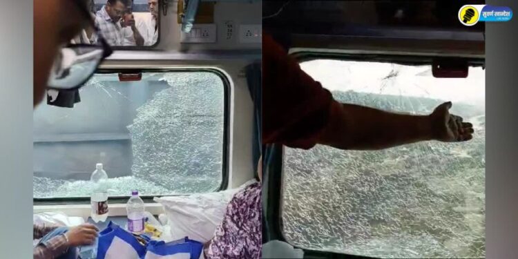 Stones pelted on Taptiganga Express glass of AC coach broken incident in Jalgaon