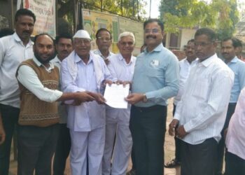 MLA Kishore Appa Patil and Farmers at Bhadgaon