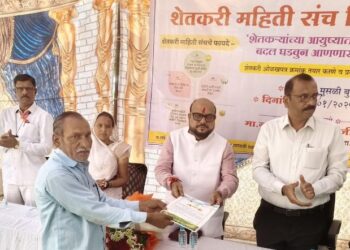 Guardian Minister Gulabrao Patil distributes identity cards to farmers in a representative manner