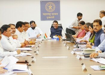 Chief Minister Devendra Fadnavis' important instructions to provide home delivery services to citizens