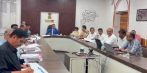 उपमुख्यमंत्र्यांकडून पालकमंत्री आणि जिल्हाधिकारी यांचे नावीन्यपूर्ण योजनेसाठी आणि सादरीकरणासाठी कौतुक