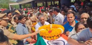 आमदार चंद्रकांत सोनवणे शहीद जवान चेतन चौधरी यांस श्रद्धांजली अर्पण करताना