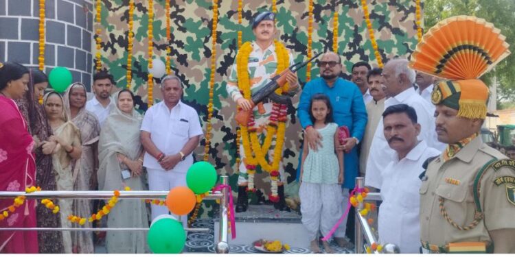 चोपडा तालुक्यातील घोडगाव येथे पालकमंत्र्यांचे हस्ते शहीद जवान सुनिल पाटील यांच्या स्मारकाचे अनावरण