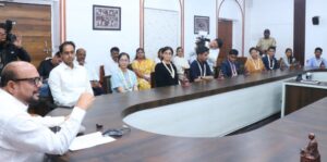 गौरव समारंभात पालकमंत्री गुलाबराव पाटील विद्यार्थ्यांना मार्गदर्शन करताना...