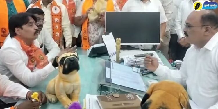 जळगावात मोकाट कुत्र्यांचा उच्छाद; ठाकरेंच्या शिवसेनेचे अनोखे आंदोलन; महापालिका आयुक्तांना धरले धारेवर