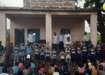 पाचोरा तालुक्यातील सातगाव डोंगरी येथील जिल्हा परिषद मराठी शाळेत शालेय साहित्याचे वाटप