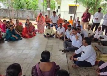 पाचोऱ्यातील कालिंका मंदिर परिसरात आमदार किशोर आप्पा पाटील यांची भेट; महिलांनी केलेल्या मागण्या पुर्ण करण्याचं दिलं आश्वासन