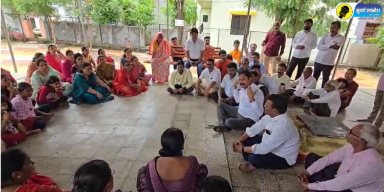 पाचोऱ्यातील कालिंका मंदिर परिसरात आमदार किशोर आप्पा पाटील यांची भेट; महिलांनी केलेल्या मागण्या पुर्ण करण्याचं दिलं आश्वासन