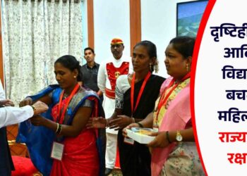 दृष्टिहीन मुली, आदिवासी विद्यार्थिनी, बचत गट महिलांकडून राज्यपालांना रक्षाबंधन