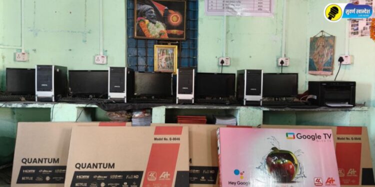 सातगाव डोंगरी येथील जि.प. शाळेसाठी ग्रामपंचायतच्यावतीने एलईडी अँड्राईड टीव्ही भेट