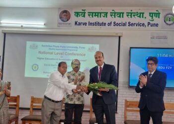 ‘रोपट्याला पाणी’ घालून कर्वे समाज सेवा संस्थेत राष्ट्रीय परिषदेचे अभिनव उद्घाटन; शिक्षण आणि ‘सीएसआर’च्या माध्यमातून शाश्वत विकासाचा वेध