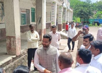 ZP CEO करिश्मा नायर यांच्या संकल्पनेतून जिल्हाभर भव्य स्वच्छता अभियान; जिल्हाधिकारी रोहन घुगे व शिक्षणाधिकारी निलेश पाटील यांचा प्रत्यक्ष सहभाग