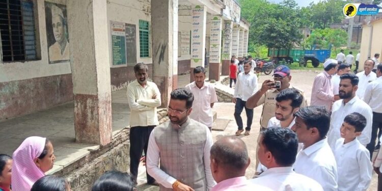 ZP CEO करिश्मा नायर यांच्या संकल्पनेतून जिल्हाभर भव्य स्वच्छता अभियान; जिल्हाधिकारी रोहन घुगे व शिक्षणाधिकारी निलेश पाटील यांचा प्रत्यक्ष सहभाग