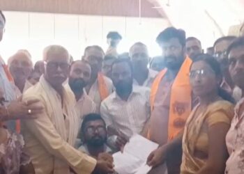 दिव्यांगांच्या प्रलंबित मागण्यांसाठी बच्चू कडू यांना ‘समर्थ दिव्यांग सामाजिक संस्था’ व ‘प्रहार दिव्यांग संघ’ पाचोरा-भडगाव तालुका यांच्या वतीने निवेदन